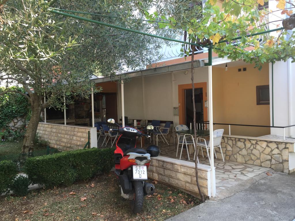 Apartments Bilic Nemira Omis Exterior photo